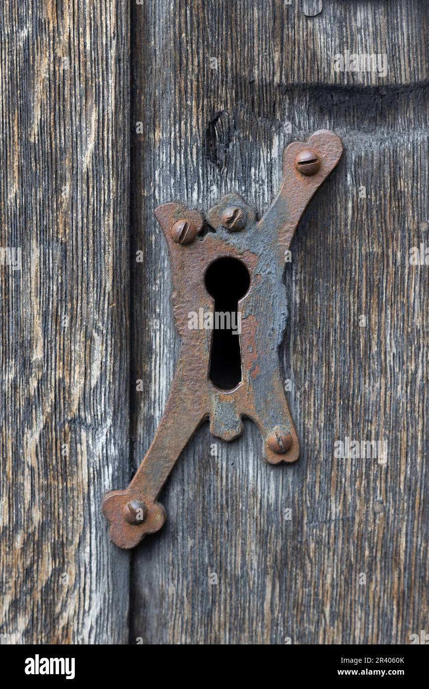 Una serratura unica in metallo su una vecchia porta di legno alla Cattedrale di Christ Church a Dublino, Irlanda. Foto Stock