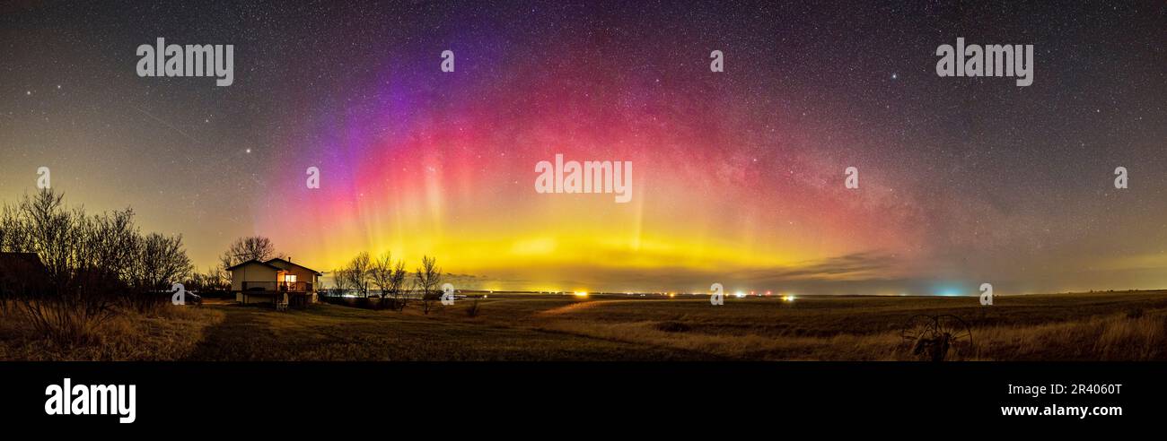 Un panorama a 150 gradi dell'arco aurorale attraverso il cielo settentrionale in Alberta, Canada. Foto Stock