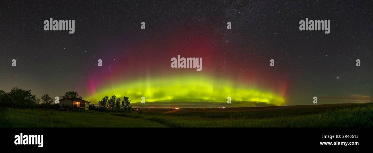 Un arco aurorale di un'aurora a Kp4 livelli proveniente dall'Alberta meridionale, Canada. Foto Stock
