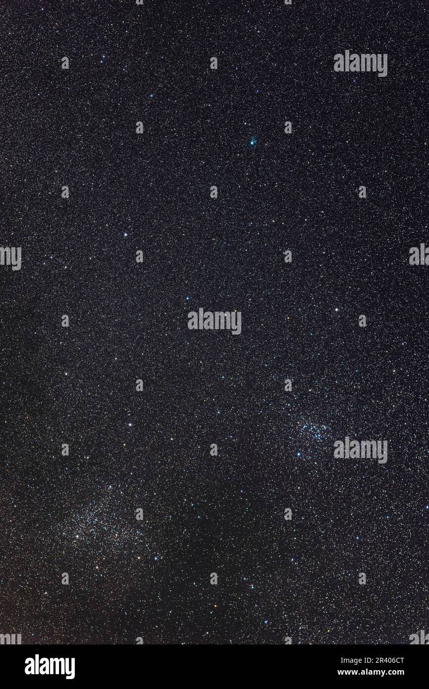 La cometa Panstarrs C/2017 K2 passa sopra il doppio cluster S-o in basso. Foto Stock