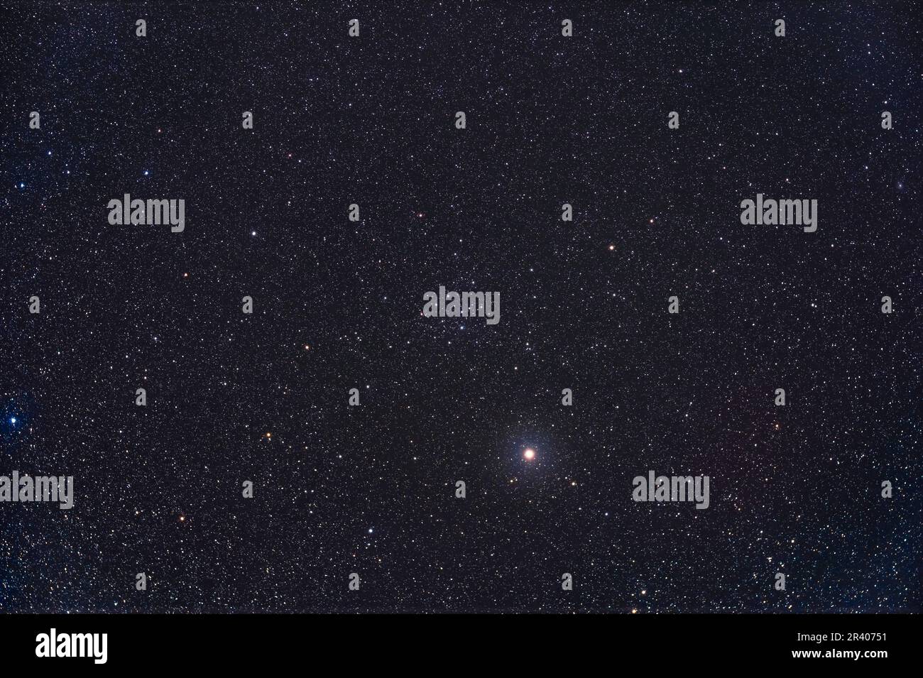 Il cluster di stelle sparse IC 4665 in Ophiuchus sopra la stella gialla Cebalrai o Beta Ophiuchi. Foto Stock