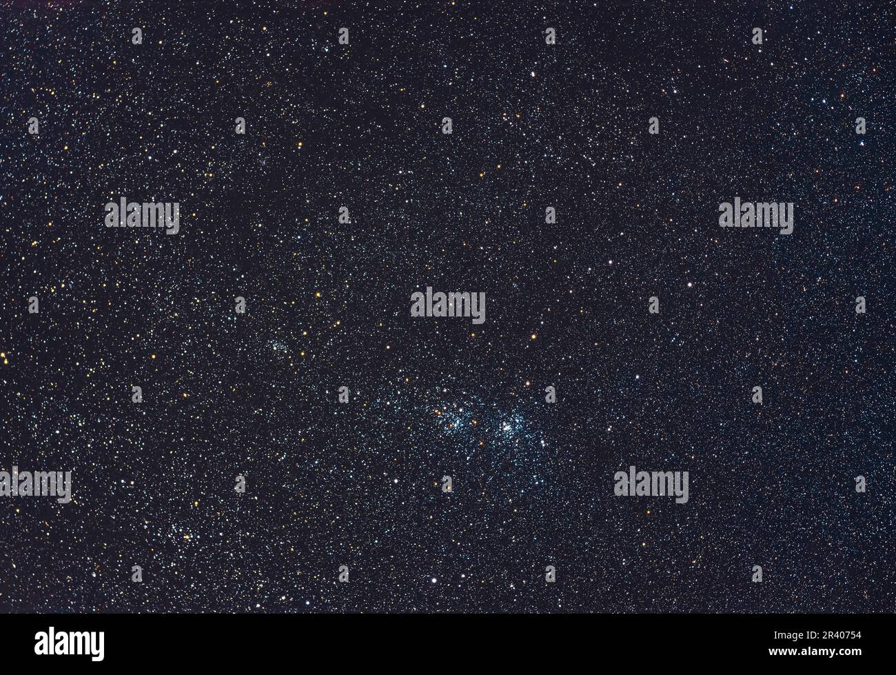 Il doppio cluster in Perseus con i vicini cluster NGC 957 e Trumpler 2. Foto Stock