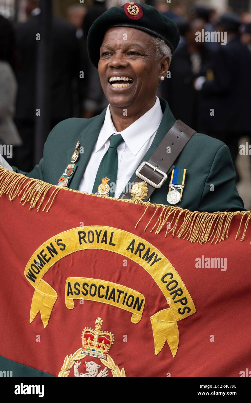 Amici, personale di servizio e membri della comunità caraibica si riuniscono dopo i funerali di Flt Sgt Peter Brown, un aviatore di RAF nato in Giamaicano nel WW2 presso la storica St Clement Danes Church della Royal Air Force, il 25th maggio 2023, a Londra, Inghilterra. Centinaia di membri delle forze armate, la comunità caraibica, amici e vicini hanno partecipato al servizio perché Flt Sgt Brown è stato uno degli ultimi 'piloti dei Caraibi', Un gruppo di volontari afro-caraibici RAF personale, ma quando è morto all'età di 96 anni nessun membro della famiglia è stato rintracciato e così una campagna seguita per riconoscere il suo servizio di guerra e per Foto Stock