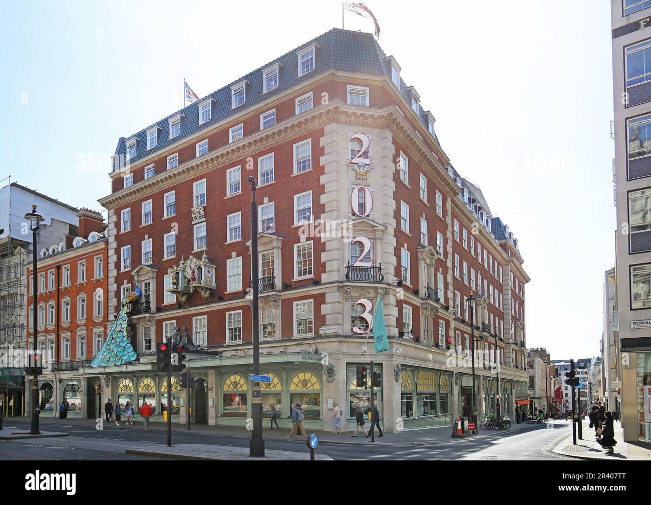 Fortnum e Mason, il famoso negozio di prodotti di lusso e alimentari a Piccaddilly, Londra, Regno Unito. Vista esterna - angolo tra Piccadilly e Duke Street. Foto Stock