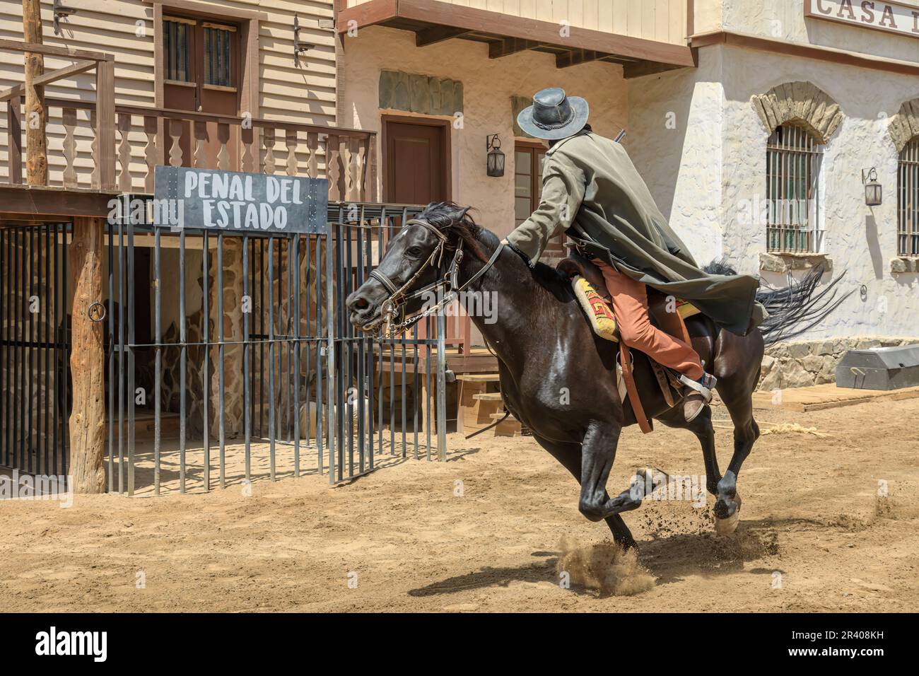 Gran Canaria - aprile 2023: La città di Sioux è un'opportunità per una fuga a tema cowboy. i visitatori possono vedere una rappresentazione realistica di rapina in banca e testimone Foto Stock