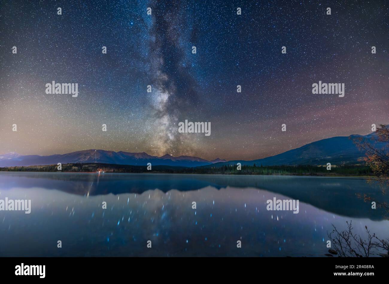 La Via Lattea estiva sul lago Pyramid nel Jasper National Park, Canada. Foto Stock