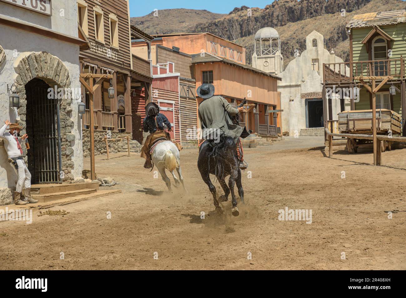 Sioux City Park, Gran Canaria - aprile 2023: Gli attori del Sioux City Park interpretano i ruoli di cowboy, sceriffi, banditi e altri personaggi, e. Foto Stock