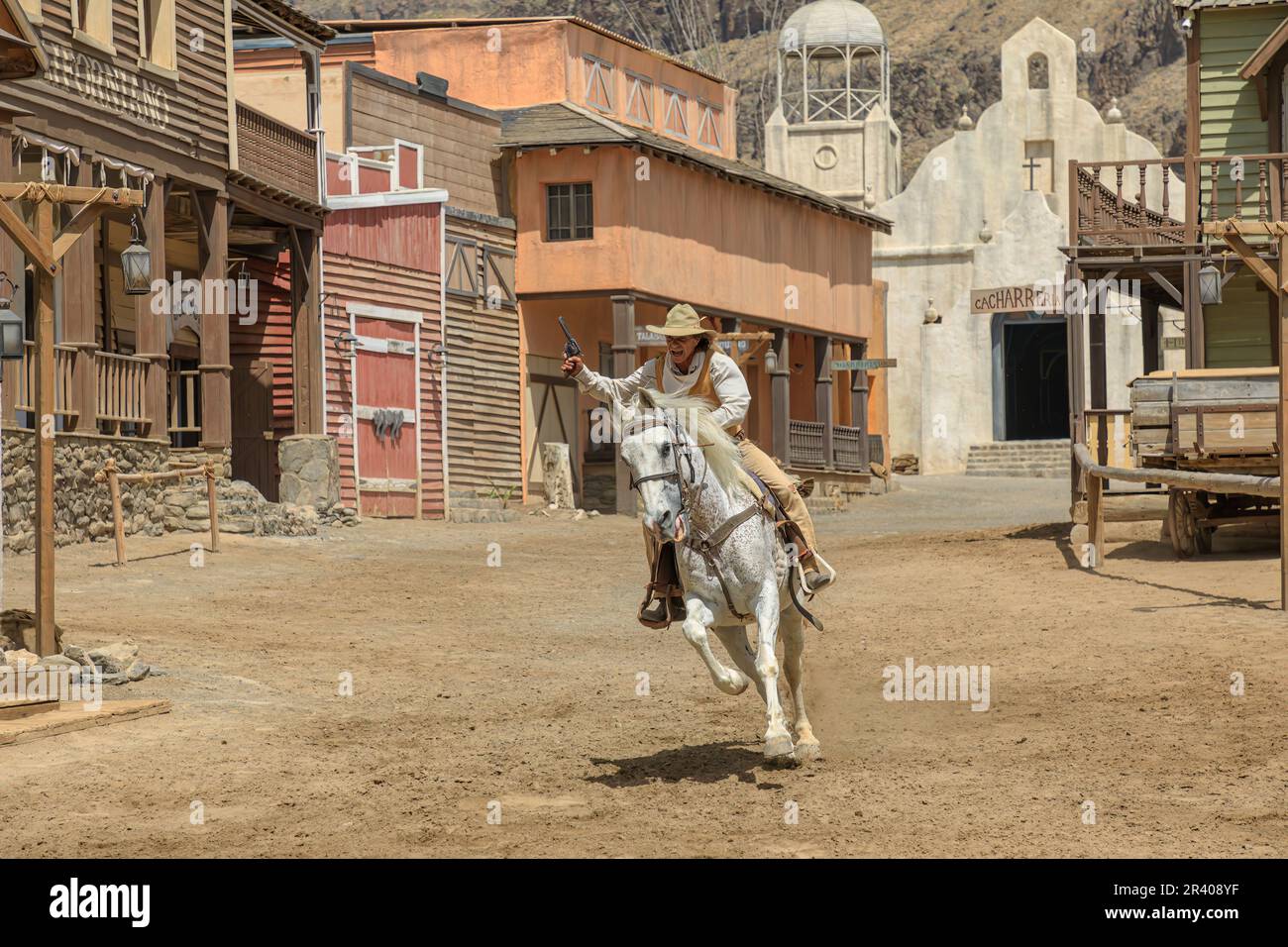 Gran Canaria - Aprile 2023: Città di Sioux presenta una coinvolgente esperienza cowboy dove i turisti possono osservare un guaritore di banca e l'inseguimento dello sceriffo Foto Stock