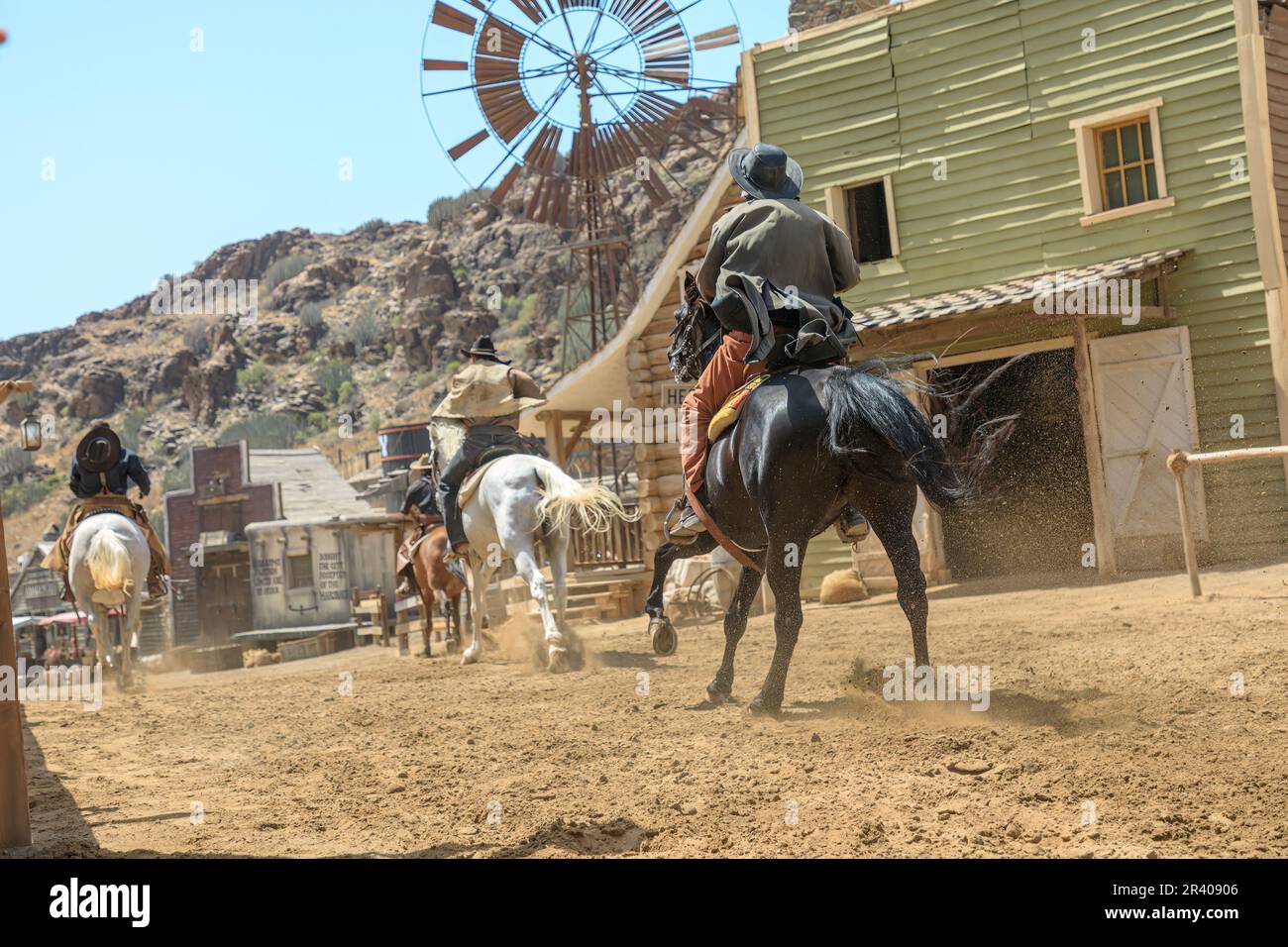 Sioux City Park, Gran Canaria - aprile 2023: Gli attori del Sioux City Park interpretano i ruoli di cowboy, sceriffi, banditi e altri personaggi, e. Foto Stock