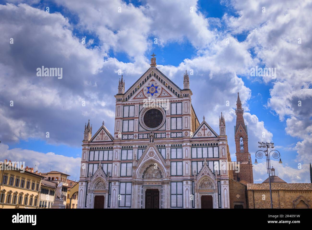 La Basilica della Santa Croce, capolavoro francescano di Firenze: Vista della facciata gotica revival. Foto Stock