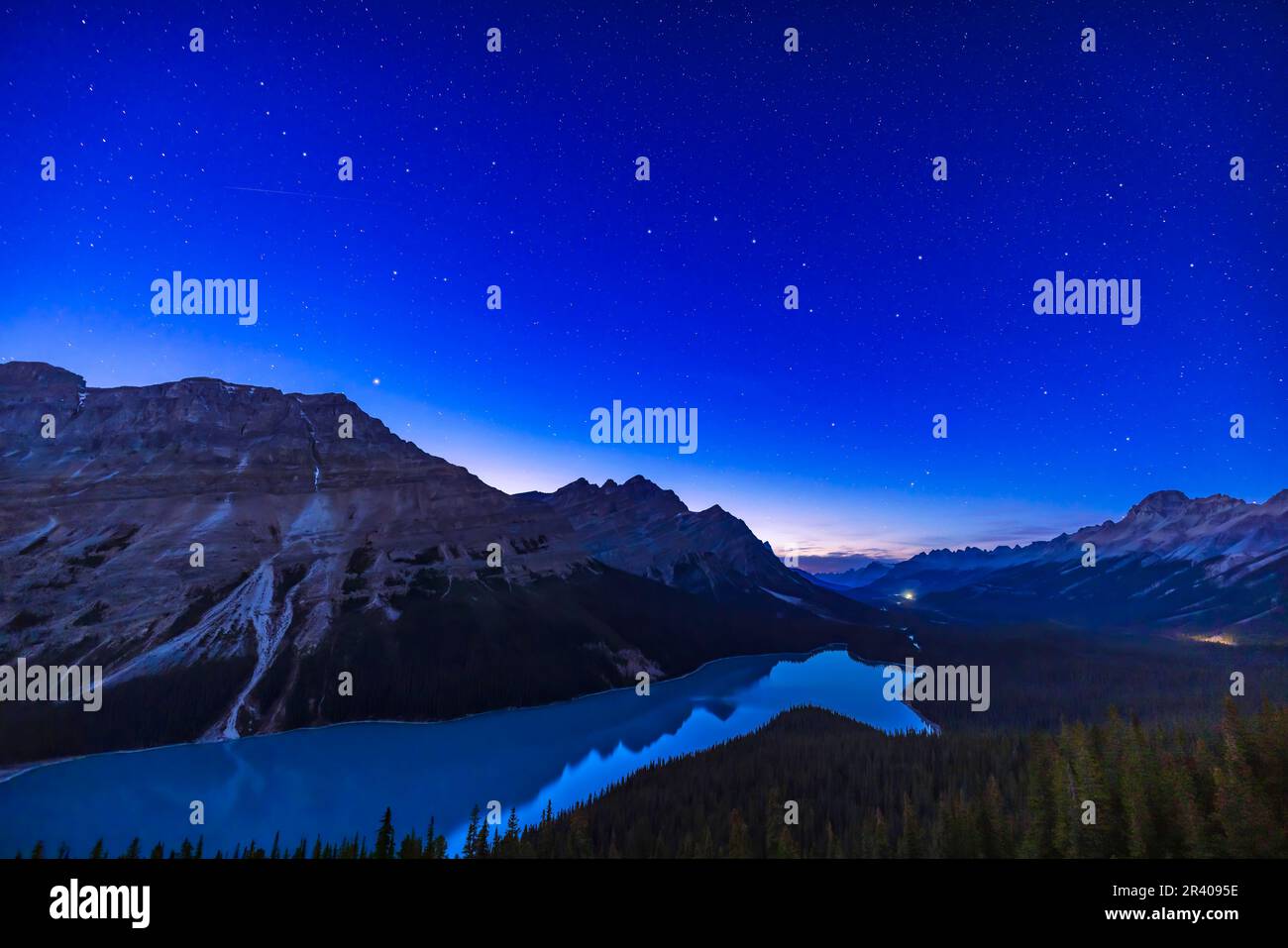 Le stelle di Ursa maggiore sul lago Peyto, Banff, Canada, nel crepuscolo profondo. Foto Stock