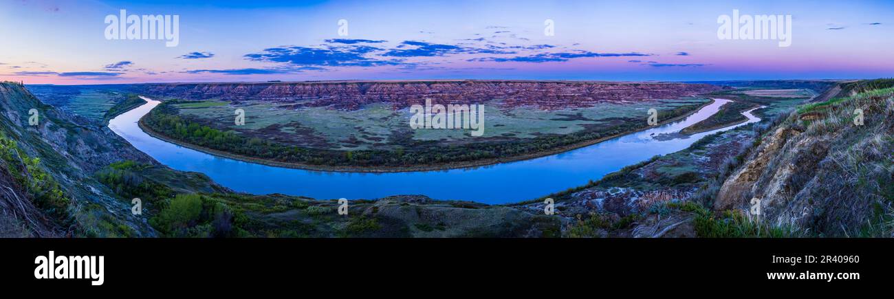 Panorama crepuscolo sulla curva del Red Deer River, Alberta, Canada, che domina l'Horsedhief Canyon. Foto Stock