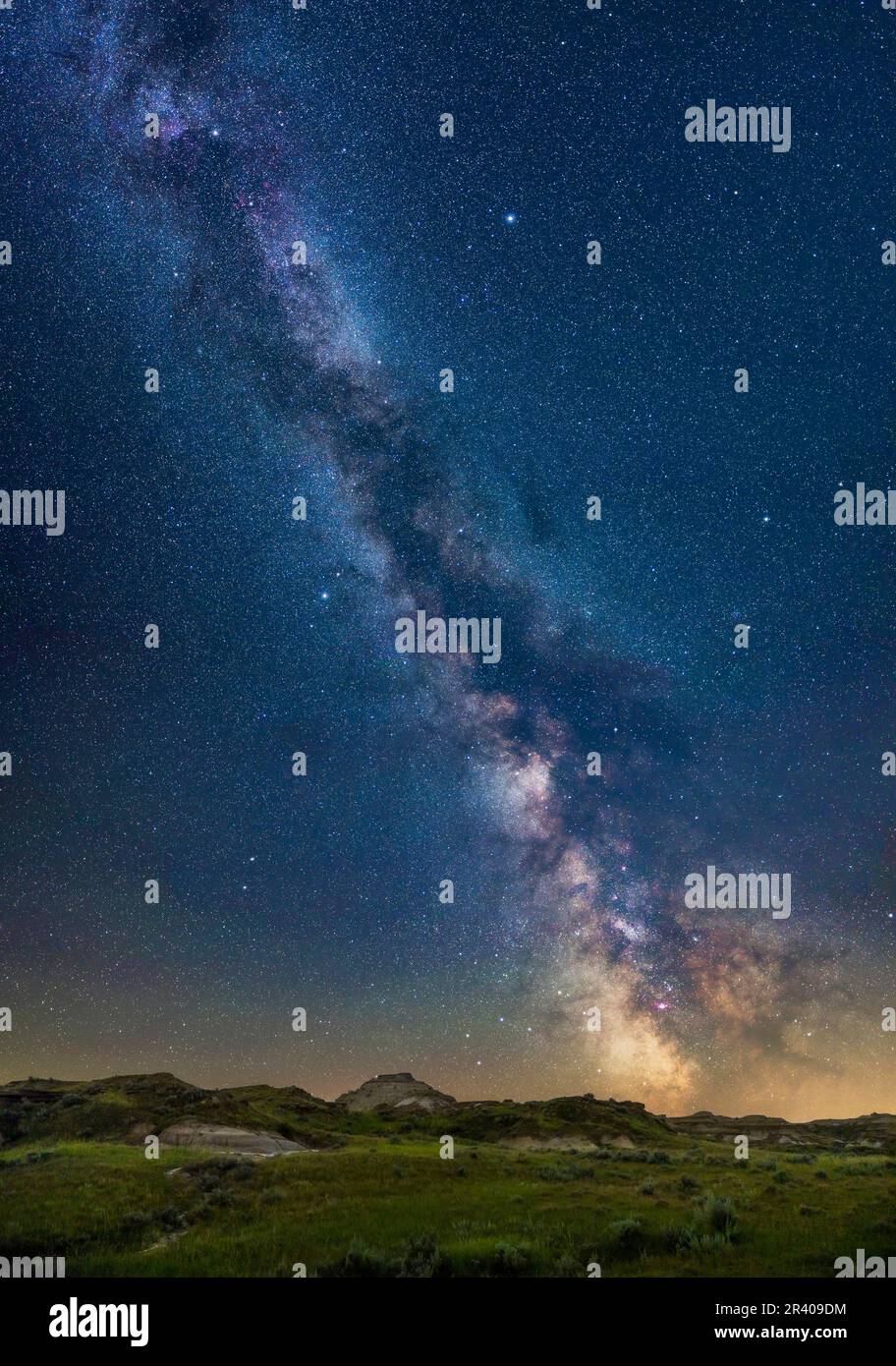 La Via Lattea estiva al Dinosaur Park, Alberta, Canada. Foto Stock