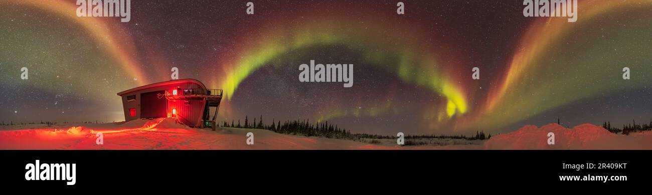 Panorama dell'aurora rossa dal Churchill Northern Studies Centre di Churchill, Manitoba, Canada. Foto Stock