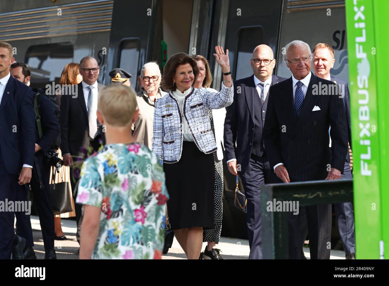 Il re svedese Carl XVI Gustaf e la regina Silvia durante una visita a Linkšping, in Svezia, giovedì, in occasione del Giubileo del 50th del Trono del re di Svezia. Nella foto: Re Carlo XVI Gustaf e Regina Silvia arrivano alla stazione centrale. Foto Stock