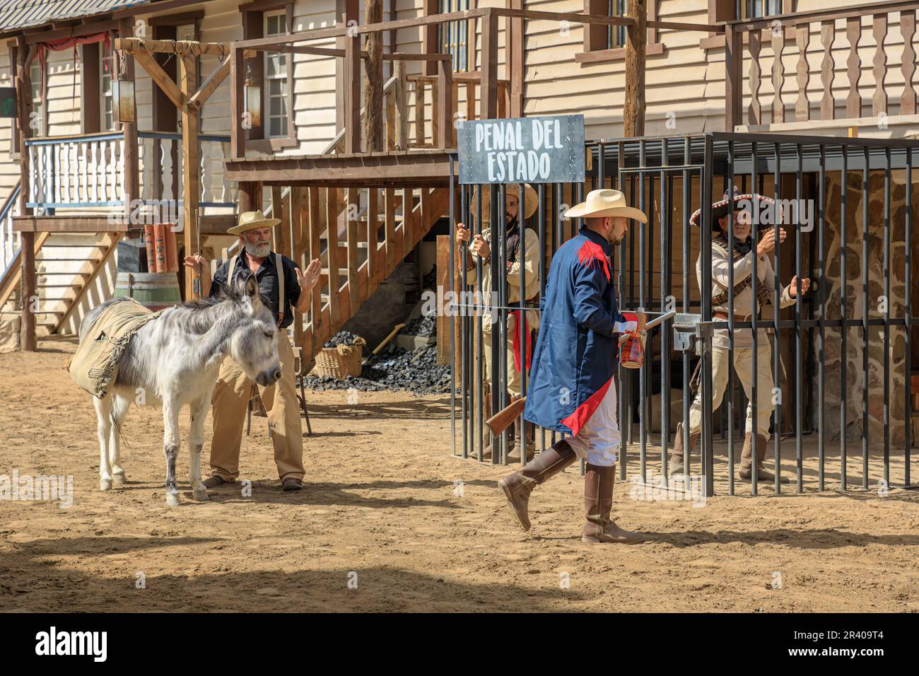 Gran Canaria - Aprile 2023: Uno degli spettacoli piu' popolari e' la rievocazione delle rapine bancarie, che presenta cowboy e banditi in un'emozionante sparatoria. Foto Stock