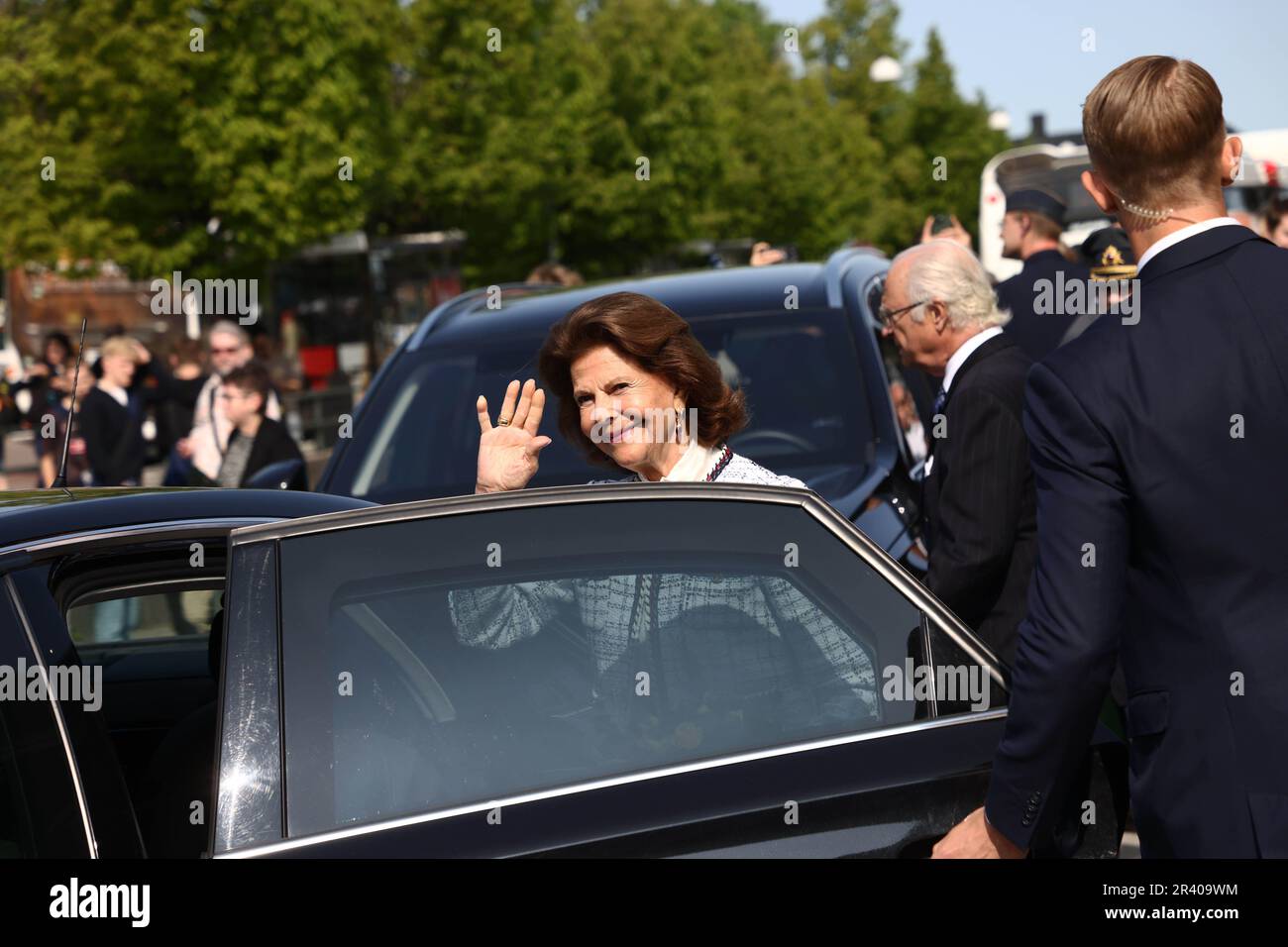 Il re svedese Carl XVI Gustaf e la regina Silvia durante una visita a Linkšping, in Svezia, giovedì, in occasione del Giubileo del 50th del Trono del re di Svezia. Nella foto: Re Carlo XVI Gustaf e Regina Silvia arrivano alla stazione centrale. Foto Stock