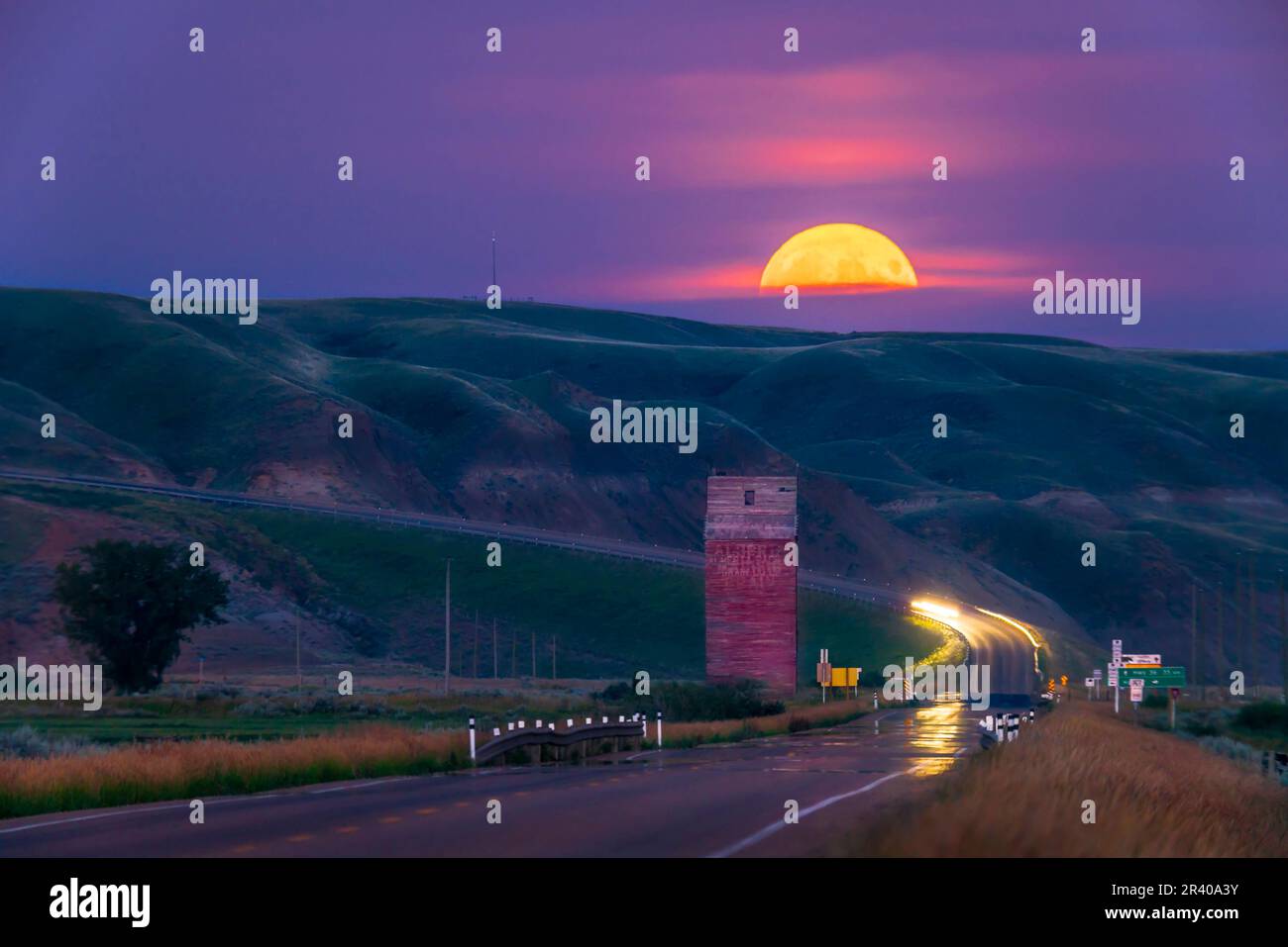 Piena alba sull'autostrada 10 a Dorothy, Alberta, Canada, nelle Badlands della Red Deer River Valley. Foto Stock