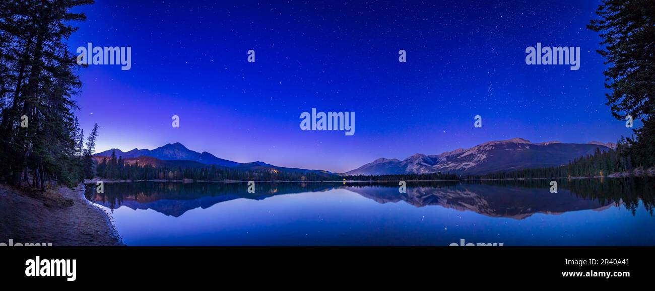 Panorama delle stelle del nord sul lago Edith nel Jasper National Park, Canada. Foto Stock