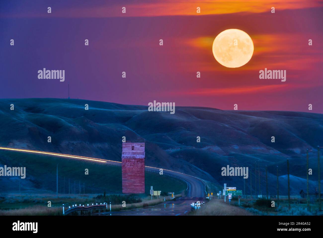Piena alba sull'autostrada 10 a Dorothy, Alberta, Canada, nelle Badlands della Red Deer River Valley. Foto Stock