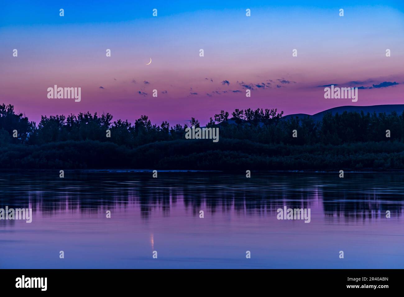 La luna crescente che si diffonda sul fiume Red Deer nel Dinosaur Provincial Park, Alberta, Canada. Foto Stock