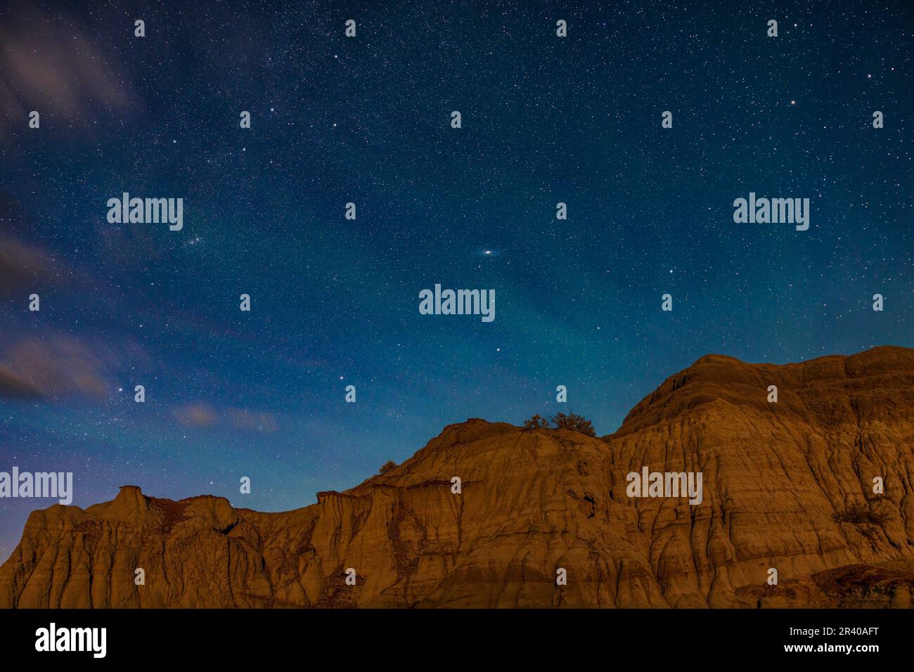 Costellazioni autunnali su hoodoos al Dinosaur Provincial Park, Alberta, Canada. Foto Stock