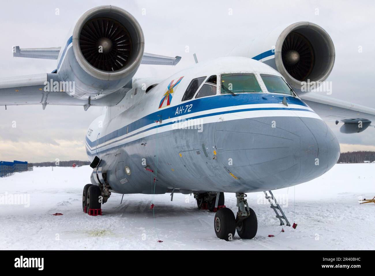 Un aereo di trasporto militare AN-72 dell'aeronautica russa in posizione di parcheggio. Foto Stock
