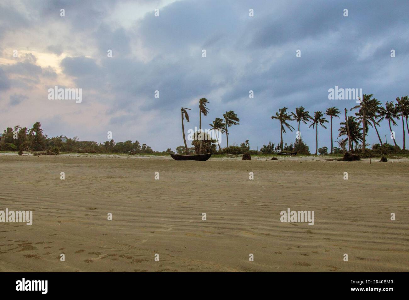 bella spiaggia di mare di mandermoni durante la sera Foto Stock