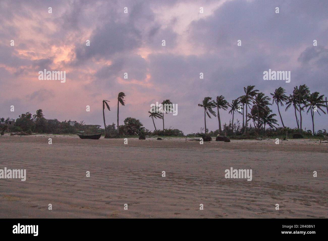 bella spiaggia di mare di mandermoni durante la sera Foto Stock