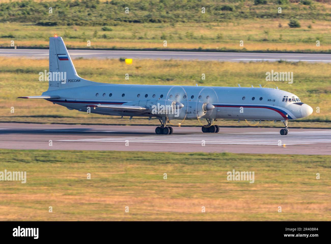 Un aereo di trasporto il-18 dell'aeronautica russa che tassava dopo l'atterraggio in Russia. Foto Stock