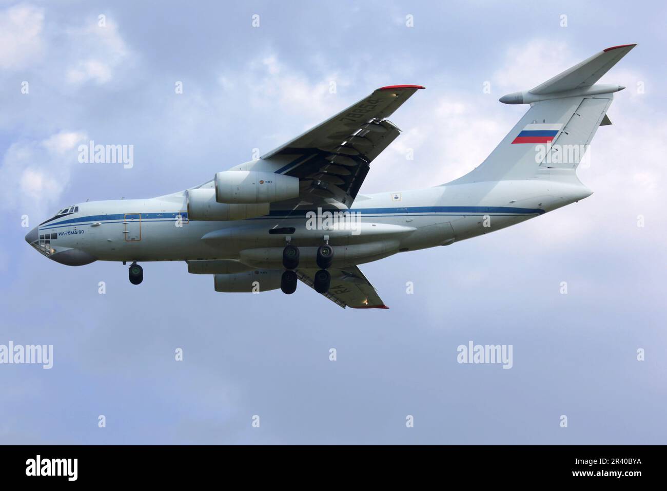 Un velivolo di trasporto il-76MD-90 dell'aeronautica russa si prepara all'atterraggio. Foto Stock