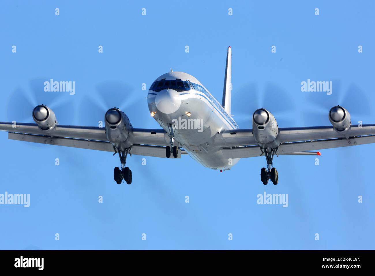 Un aereo di trasporto il-18 dell'aeronautica russa si prepara all'atterraggio. Foto Stock
