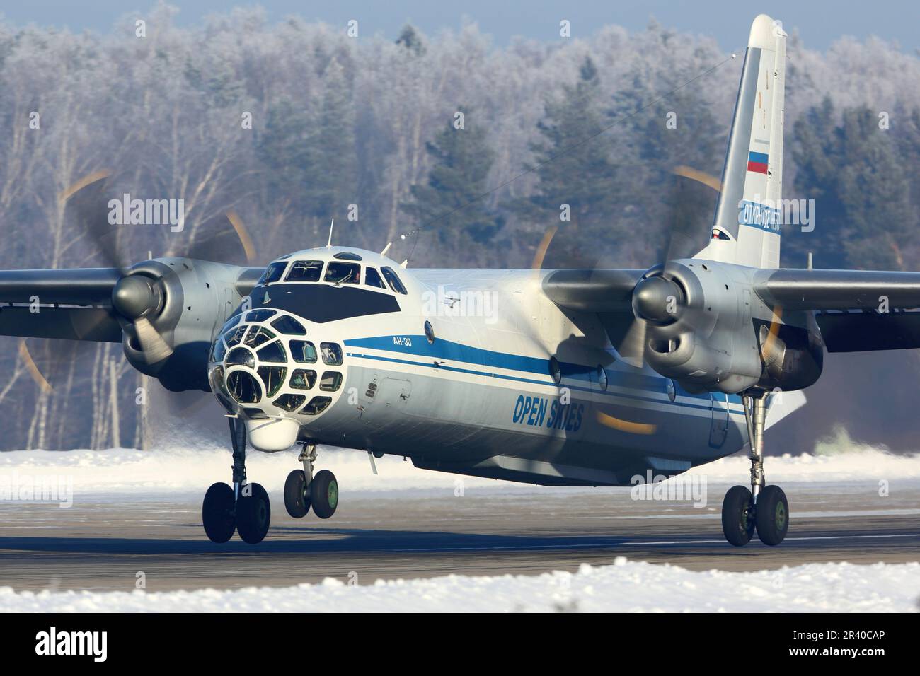 Un aereo di sorveglianza AN-30 dell'aeronautica russa che decolge, Kubinka, Russia. Foto Stock