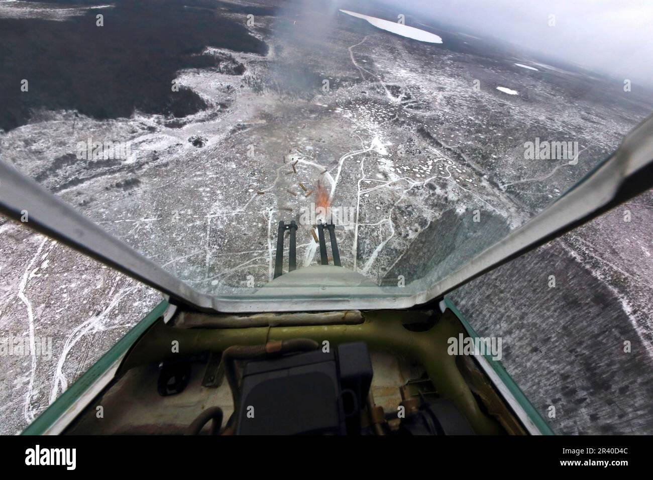 La pistola di coda di un velivolo da trasporto militare il-76MD spara giri in una gamma di armi in Russia. Foto Stock