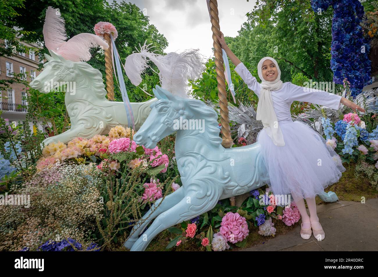 Londra, Regno Unito. 25th maggio 2023. Chelsea in Bloom: Giovani ballerini della Grace & Poise Academy, la prima Scuola di Balletto Mussulmano, posa con le numerose installazioni floreali a tema 'Fiori su Film' a Chelsea. Credit: Guy Corbishley/Alamy Live News Foto Stock