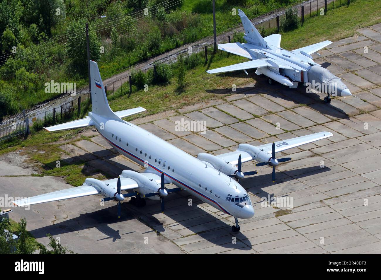 Veduta aerea di un aereo di trasporto il-18 dell'aeronautica russa parcheggiato sul grembiule a Pushkin, Russia. Foto Stock