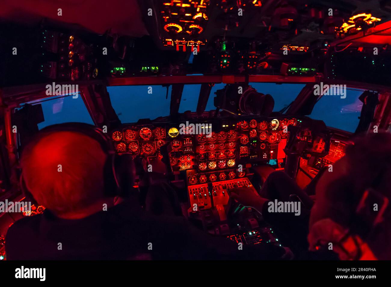 Cabina di pilotaggio di un velivolo petroliere militare il-78 dell'aeronautica russa di notte. Foto Stock