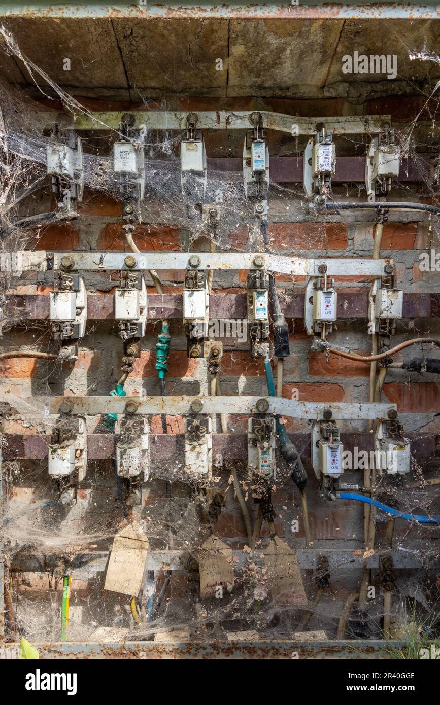 Vecchia rete di distribuzione di energia di mattone Foto Stock