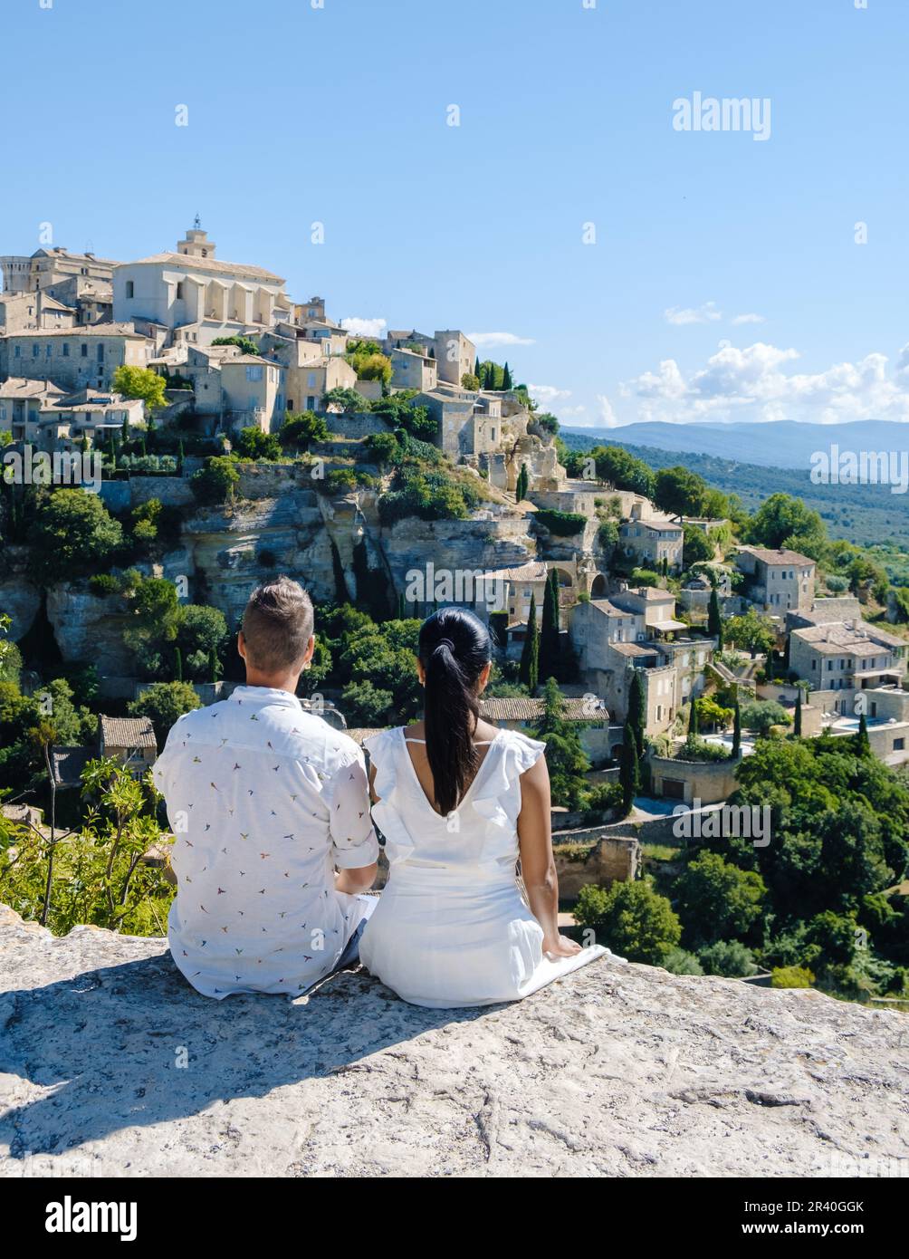 Coppia in vacanza nel sud della francia che si affaccia sul vecchio villaggio storico di Gordes Luberon Foto Stock