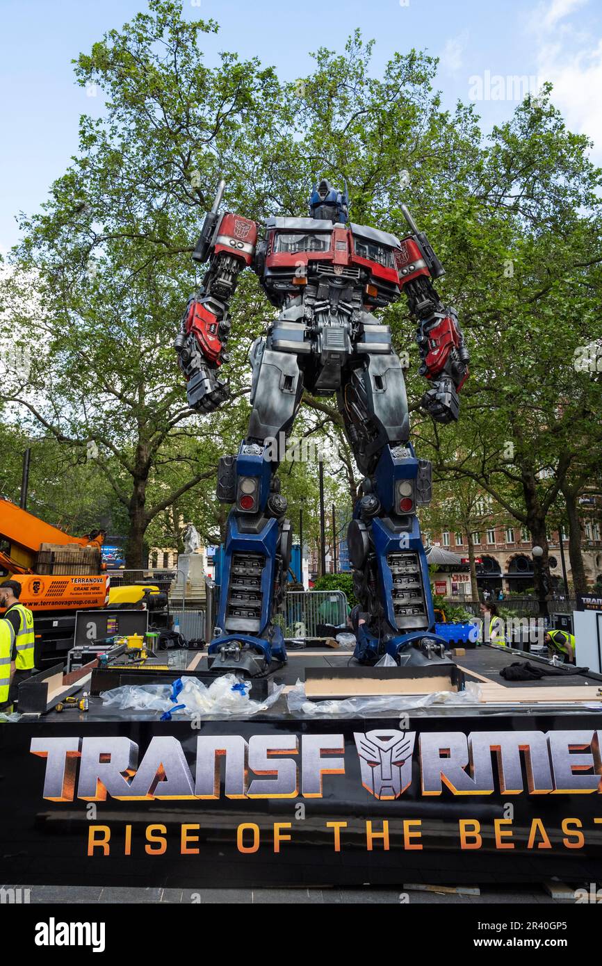 Londra, Regno Unito. 25 maggio 2023. La segnaletica è installata in Leicester Square accanto alle statue di Optimus prime e di un gorilla gigante. Le statue saranno esposte al pubblico per due settimane, in vista della prima del film “Transformers Rise of the Beasts” del 8 giugno. Credit: Stephen Chung / Alamy Live News Foto Stock