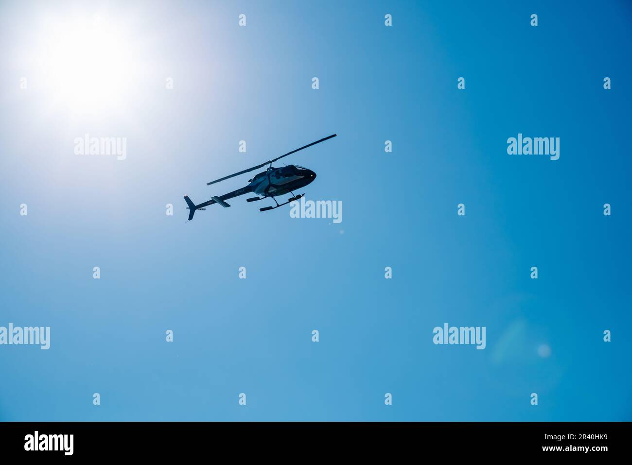 Kerkyra, Grecia - 09 24 2022: Aeroporto di Corfù, primo piano di elicottero contro il cielo blu chiaro. Tour in elicottero. Foto Stock