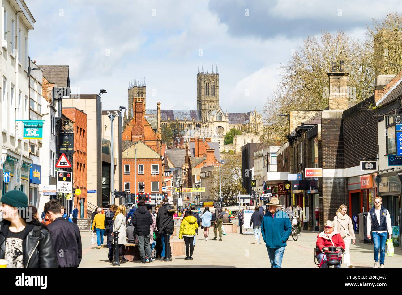 Lincoln Cathedral da sotto le linee ferroviarie High Street Lincoln City, Lincolnshire, Inghilterra, Regno Unito Foto Stock