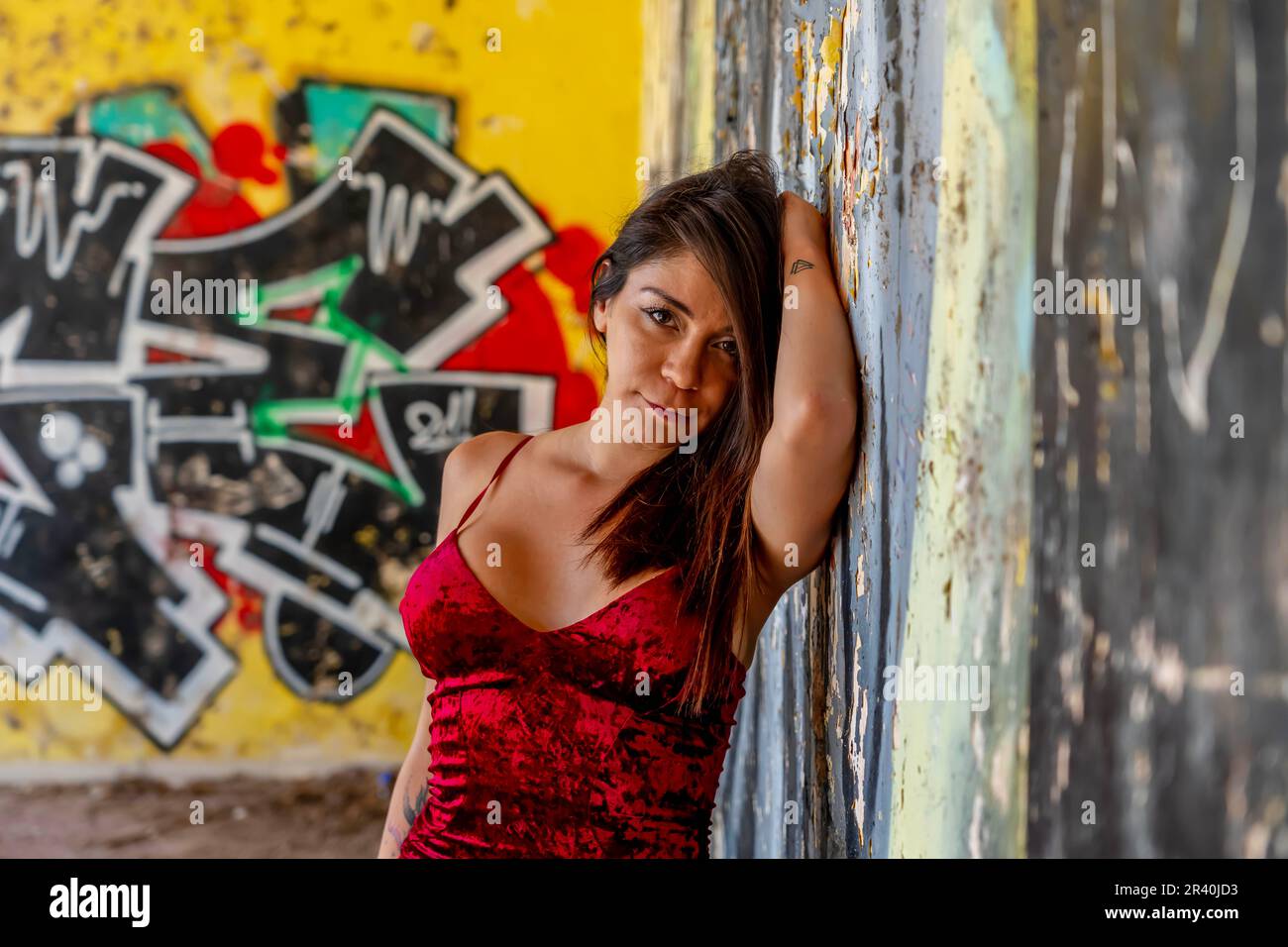 Un bel modello spagnolo posa nelle rovine abbandonate di Una Hacienda nella provincia messicana dello Yucatan Messico Foto Stock