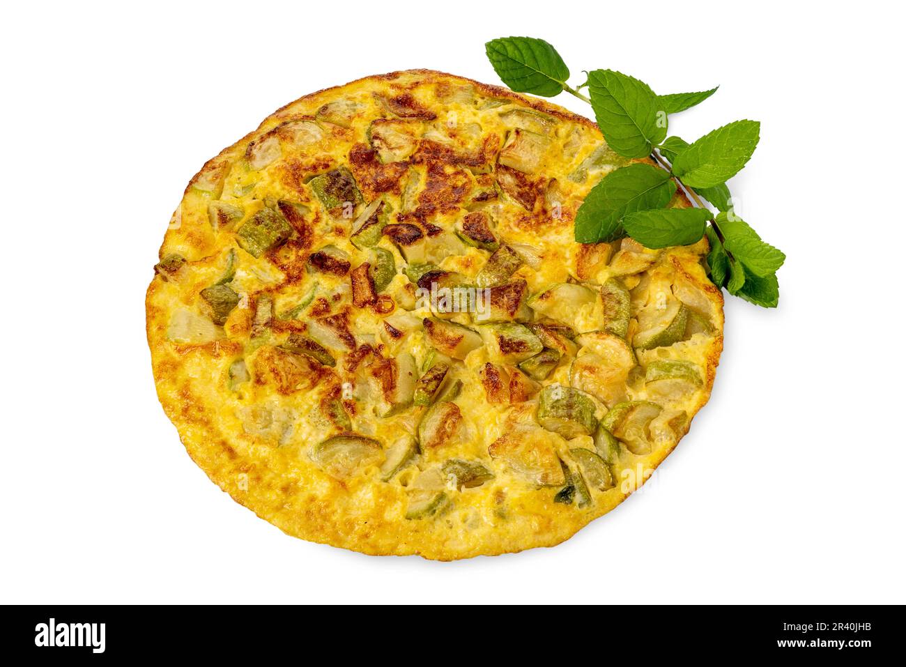 Omelette con zucchine con foglie di menta isolata su bianco con percorso di ritaglio incluso Foto Stock