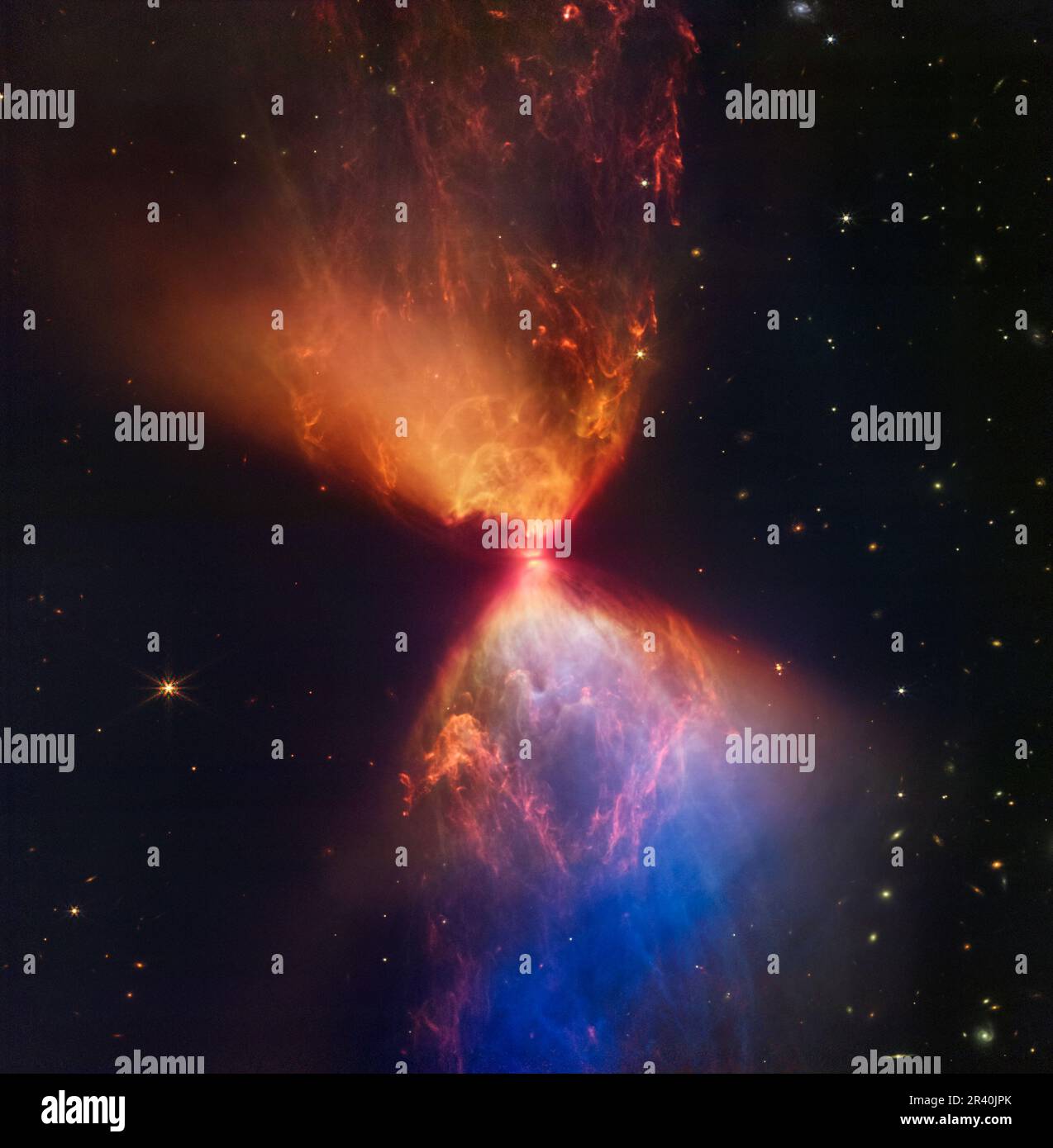 Il protostar all'interno della nuvola scura L1527, è incorporato in una nuvola di materiale che alimenta la sua crescita. Foto Stock