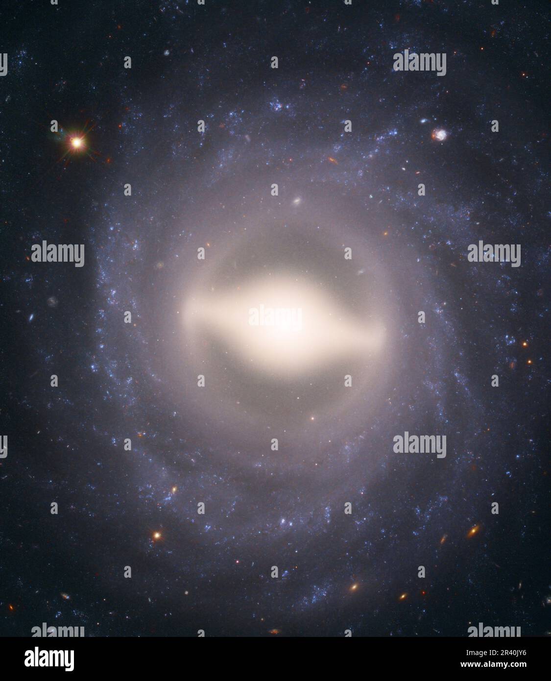 Galassia a spirale NGC 1015, situata a 118 milioni di anni luce di distanza. Foto Stock