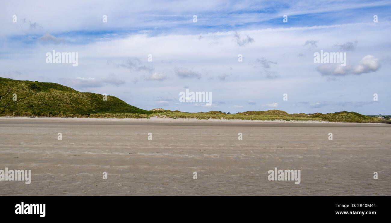 Famosa spiaggia irlandese di Inchydoney. La costa irlandese dell'Oceano Atlantico in una giornata di sole estate. riva del mare Foto Stock