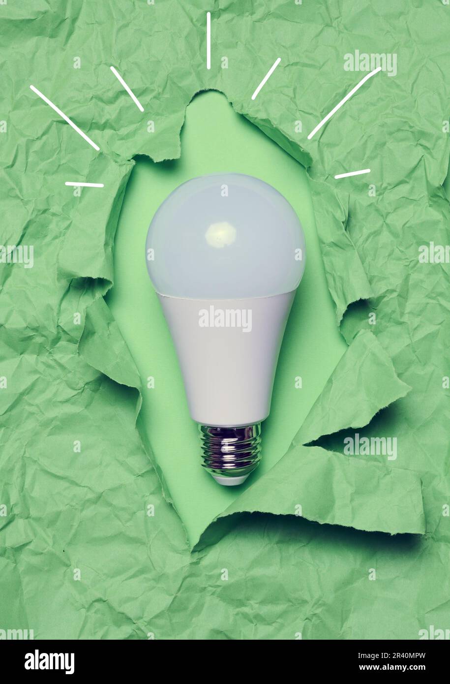 Lampada in vetro bianco su carta verde stropicciata, nuovo concetto di idee creative Foto Stock