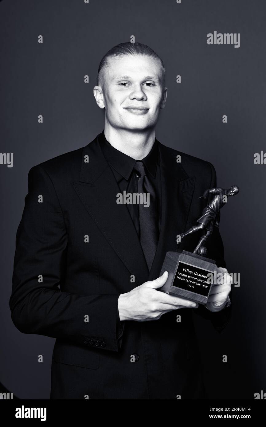 Erling Haaland con il suo trofeo FWA Footballer of the Year durante il FWA Footballer of the Year Awards tenutosi presso il Landmark Hotel di Londra. Data immagine: Giovedì 25 maggio 2023. Foto Stock