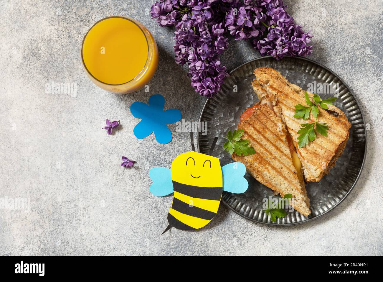 Colazione e biglietto d'auguri per la mamma per la Festa della mamma. Concetto di Festa della mamma. Vista dall'alto. Spazio di copia. Foto Stock